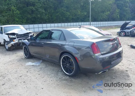 2019 Chrysler 300 Touring z USA, uszkodzony, nr VIN 2C3CCAAG5KH733301